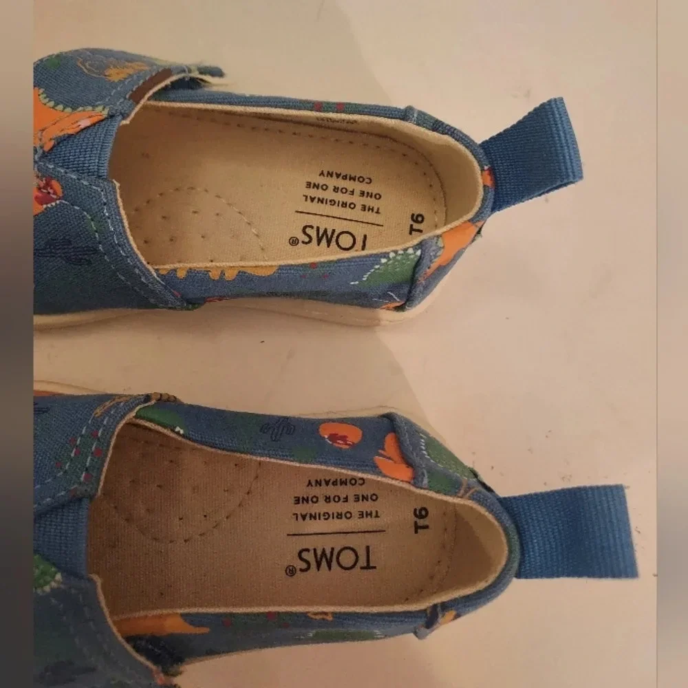 TOMS Dinoland Baby/Toddler Glow-In-The-Dark Alpargata Shoes in Size T6 Toddler